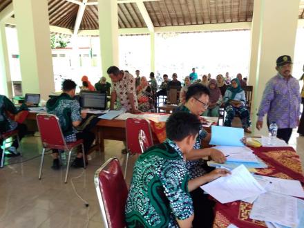 Aksi Jemput Bola Penerbitan Dokumen Kependudukan di Balai Desa Wonolelo